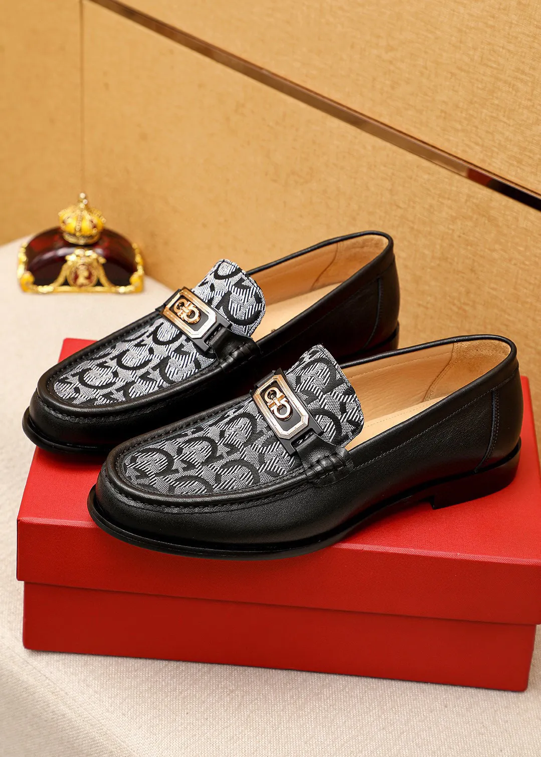Men's shoes 💰442 💐 Product trademark: Ferragamo "Ferragamo" casual leather shoes Regular size: 38-44 (45.46🉑️customized) Product materials: Selected imported first-layer calfskin upper + original hardware buckle, imported water-dyed cow leather lining. Strong three-dimensional visual effect, combined outsole Color: 1⃣️color optional